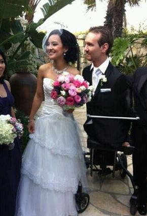 أشهر متحدّ للإعاقة في العالم يقضي شهر العسل مع زوجته الجديدة